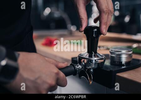 Interieur und Ausstattung eines professionellen Barkeepers - Kaffeemaschine und Barista-Gerichte in einem Café Stockfoto
