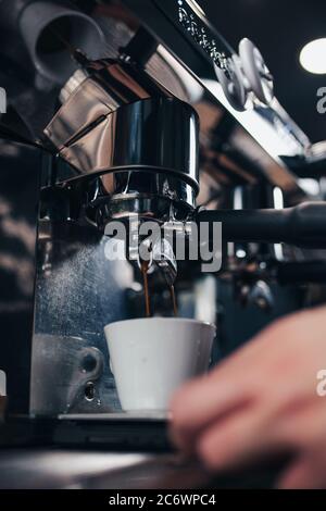 Interieur und Ausstattung eines professionellen Barkeepers - Kaffeemaschine und Barista-Gerichte in einem Café Stockfoto