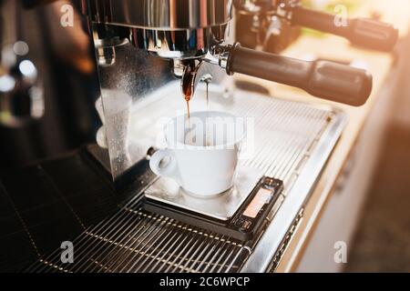 Interieur und Ausstattung eines professionellen Barkeepers - Kaffeemaschine und Barista-Gerichte in einem Café Stockfoto