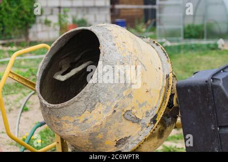 Alte schmutzige Betonmischer aus der Nähe Stockfoto