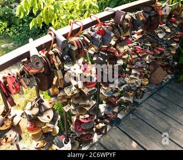 Russische traditionelle Jungvermählte Brücke im Park Stockfoto