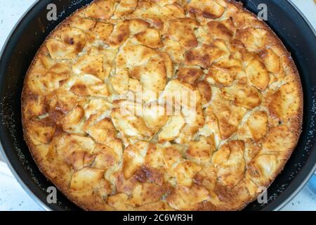 Gebackene Apfelkuchen zu Hause in einer Pfanne Stockfoto