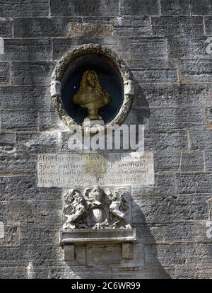 Büste von König Charles 1. Und Inschrift an der Nordwand des Square Tower, Old Portsmouth, Portsmouth, Hampshire, England, Großbritannien Stockfoto