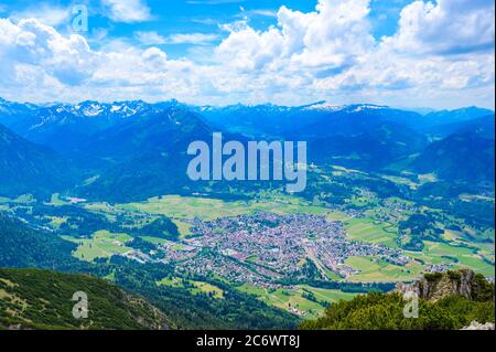Oberstdorf - Bergdorf in Bayern, schöne Berglandschaft der Allgäuer Alpen, Deutschland Stockfoto