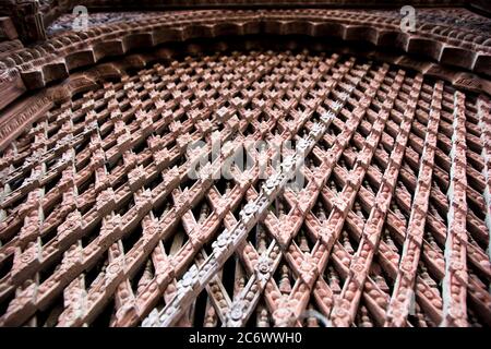 Detaillierte Schnitzereien der hinduistischen Götter und Skulpturen auf antiken Tempel von Nepal. Stockfoto