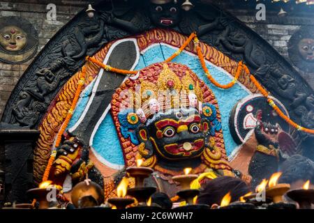 Nahaufnahme des Hindu-gottes Kala Bhairava am Durbar Square, Kathmandu, Nepal Stockfoto