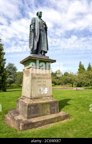 Statue von Henry Austin, Lord Aberdare, in Alexandra Gardens, Cathays Park, Cardiff, South Wales Stockfoto