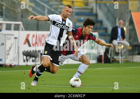 parma, Italien, 12 Jul 2020, Jasmin Kurtic (Parma) und Takheiro Tomiyasu (Bologna) während Parma gegen Bologna, italienische Serie A Fußballspiel - Credit: LM/Alessio Tarpini/Alamy Live News Stockfoto