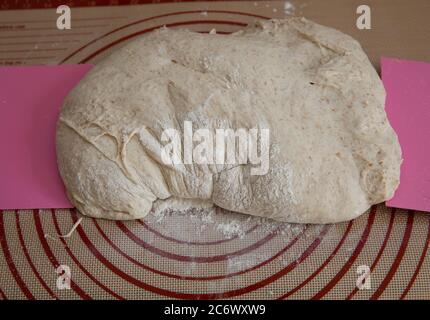 Bauernbrot Teig auf einer Matte mit zwei rosa Kutter bereit zu backen. Stockfoto