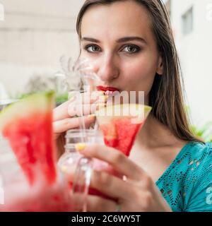 Wunderschöne Frau, die in der Bar oder im Café Wassermelonensaft trinkt Stockfoto