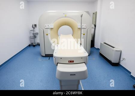 Bukarest / Rumänien - 12. Juli 2020: Philips Computertomographie, oder CT, Geräte in einer neuen medizinischen Klinik. Stockfoto