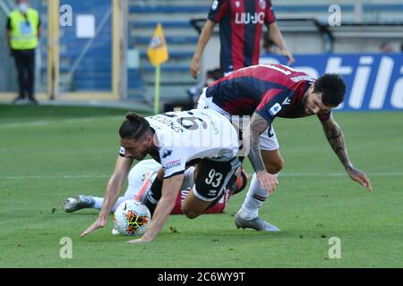 Parma, Italien. 12. Juli 2020. parma, Italien, 12. Juli 2020, Mattia Sprocati (Parma) und Roberto Soriano (Bologna) während des Fußballmatches Parma gegen Bologna - italienische Serie A - Credit: LM/Alessio Tarpini Credit: Alessio Tarpini/LPS/ZUMA Wire/Alamy Live News Stockfoto