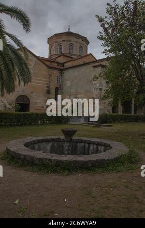 Die Hagia Sophia ist ein Museum, eine ehemals griechisch-orthodoxe Kirche, die 1584 in eine Moschee umgewandelt wurde und sich im nordöstlichen Teil von Trabzon befindet Stockfoto