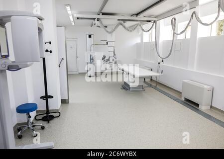Bukarest / Rumänien - 12. Juli 2020: Radiologiezimmer in einer neuen medizinischen Klinik. Stockfoto