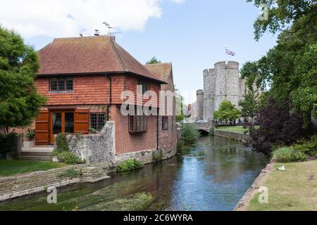 Blick vom River Stour in Westgate Gardens in Canterbury auf die mittelalterlichen Westgate Towers. Stockfoto
