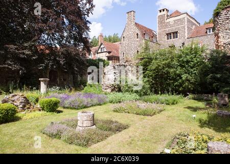 Heilkräutergarten in der Kathedrale von Canterbury, eine der ältesten und berühmtesten christlichen Bauten Englands. Stockfoto