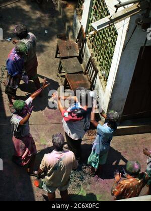 Menschen feiern das beliebte Hindu-Festival ‘Holi’, oder das Farbfestival, in Kalkutta, Indien. März 21, 2008. Holi findet über zwei Tage im späteren Teil des Februar oder Anfang März, jedes Jahr. Das Festival überbrückt die soziale Kluft und erneuert Beziehungen. Stockfoto