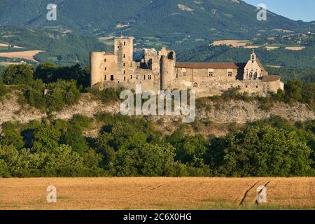 Tallard Castle (mittelalterliches historisches Monument) im Durance Valley. Tallard, Hautes-Alpes (05), Alpen, Frankreich Stockfoto