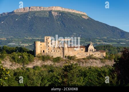 Tallard Castle (mittelalterliches historisches Monument) im Durance Valley mit Ceuze Berg. Tallard, Hautes-Alpes (05), Alpen, Frankreich Stockfoto