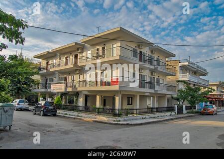 Dionysus Beach, Griechenland, 11. Juni 2013. Ein schönes modernes Gebäude, um Gäste in einem griechischen Resort an der Küste nahe der Ägäis unterzubringen. Stockfoto