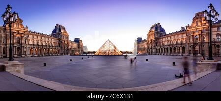 Louvre Museum bei Sonnenuntergang Panoramablick, ist das weltweit größte Kunstmuseum und ein historisches Denkmal in Paris, Frankreich. Ein zentrales Wahrzeichen der Stadt Stockfoto