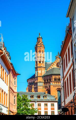 Mainzer Dom oder St. Martins Dom Römisch-katholisches Kirchengebäude und traditionelle deutsche Häuser mit typischer Holzfassade im Holzwerkstil in der historischen Altstadt von Mainz, Deutschland Stockfoto