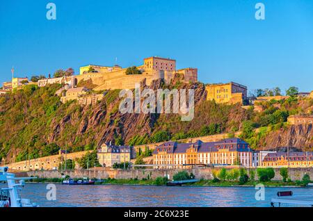 Ehrenbreitstein Festung Mittelalterliches Gebäude auf einem Hügel am östlichen Rheinufer, Blick von Koblenz Stadt, blauer Himmel Hintergrund, Nordrhein-Westfalen Region, Deutschland Stockfoto