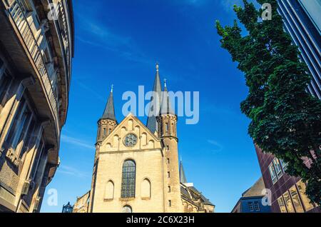 Bonn Münster oder Bonner Münster Römisch-katholische Kirche romanische Architektur Gebäude in der historischen Innenstadt, blauer Himmel Hintergrund, Nordrhein-Westfalen Region, Deutschland Stockfoto