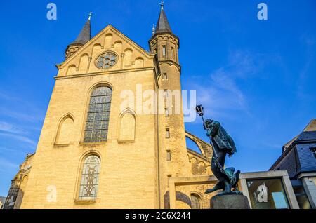 Bonn Münster oder Bonner Münster Römisch-katholische Kirche romanische Architektur Gebäude und Martinsbrunnen Martin Brunnen in der historischen Innenstadt, Nordrhein-Westfalen Region, Deutschland Stockfoto