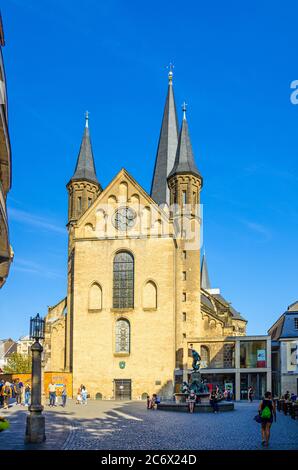 Bonn, 23. August 2019: Münster oder Bonner Münster römisch-katholische Kirche romanischer Baubau und Martinsbrunnen-Martin-Brunnen im historischen Zentrum Nordrhein-Westfalens Stockfoto