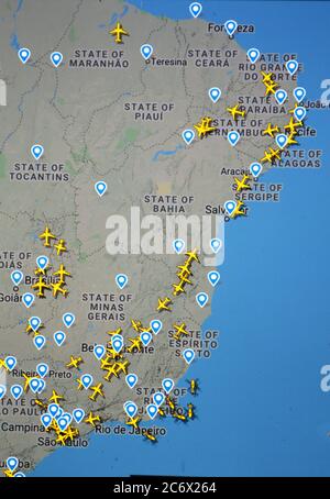 Flugverkehr über der Ostküste Brasiliens (12. juli 2020, UTC 14.54) mit Flightradar 24-Standort während der Coronavirus-Pandemie Stockfoto