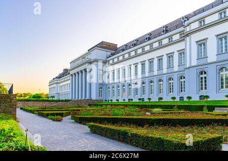 Koblenz, 23. August 2019: Kurfürstliches Schloss Schlossgebäude und grüne Büsche im Garten in Koblenz historische Innenstadt, blauer Himmel Hintergrund, Rheinland-Pfalz Stockfoto