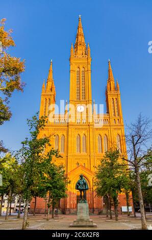 Evangelischer Markt Evangelische Kirche Wiesbaden oder Marktkirche neogotischen Stil Gebäude und Wilhelm-Denkmal auf Schlossplatz Schlossplatz in der historischen Innenstadt, Land Hessen, Deutschland Stockfoto