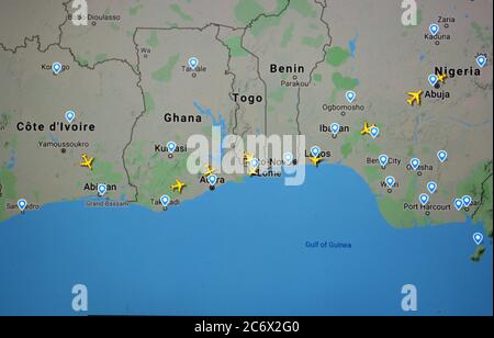 Flugverkehr über Elfenbeinküste, Ghana, Togo, Benin und Nigeria (12. juli 2020, UTC 14.18) mit Flightradar 24 Standort von Svenska Resenätverket ab Stockfoto