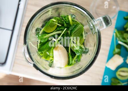 Frischer Salat in einer Schüssel zu Hause. Blick von oben. Kochen Vitamin Green Smoothie. Das Konzept der gesunden Ernährung, Entgiftung, gesundes Leben Stockfoto