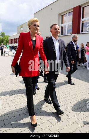 Das polnische Präsidentenpaar Andrzej Duda und Agata Kornhauser-Duda nach der Wahl.der amtierende Präsident Polens, Andrzej Duda mit der polnischen First Lady Agata Kornhauser-Duda und ihrer Tochter Kinga Duda, stimmten in der zweiten Runde der polnischen Präsidentschaftswahlen. Für Andrzej Duda sind diese Wahlen besonders wichtig, weil er sich für eine Wiederwahl kandidiert. Wenn er gewinnt, wird es der Regierungspartei Recht und Gerechtigkeit ermöglichen, die volle Macht im Staat zu behalten. Stockfoto