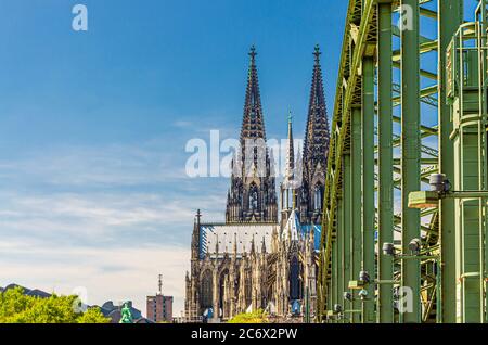 Kölner Dom Römisch-Katholische Kirche St. Peter Gotisches Gebäude und Hohenzollernbrücke Nahaufnahme in der Altstadt, blauer Himmel im Hintergrund, Nordrhein-Westfalen, Deutschland Stockfoto