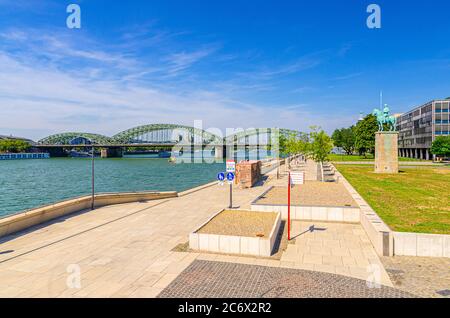 Kölner Stadtbild mit Uferpromenade des Rheins im Stadtteil Deutz, Hohenzollernbrücke oder Hohenzollernbrücke, Fußgänger- und Eisenbahnstahlbrücke, Nordrhein-Westfalen, Deutschland Stockfoto