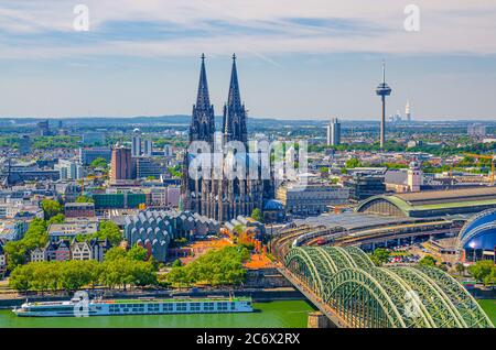 Luftaufnahme von Köln Stadtbild der historischen Innenstadt mit Kölner Dom, Hauptbahnhof und Hohenzollernbrücke über den Rhein, Nordrhein-Westfalen, Deutschland Stockfoto