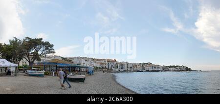 Panoramablick auf Cadaques Küste in bewölktem Licht vom Frederic Rahola Square Strand in Richtung Ostseite der Bucht, Katalonien, Spanien. Stockfoto