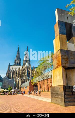 Köln, 23. August 2019: Dom Römisch-Katholische Kirche St. Peter Gotisches Gebäude und Maalot-Denkmal Ludwig Museum von Dani Karavan, Vertikale Ansicht, Nordrhein-Westfalen Stockfoto