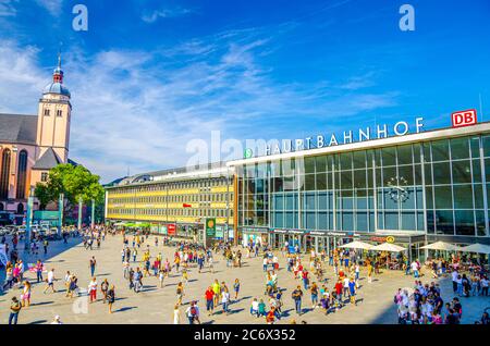 Köln, 23. August 2019: Kölner Hauptbahnhof Hauptbahnhof und St. Maria Himmelfahrt Marienkirche in der Altstadt, blauer Himmel im Hintergrund Stockfoto