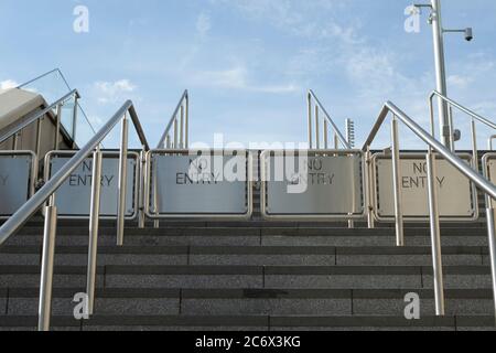 LONDON, GROSSBRITANNIEN. 12. JULI. Hindernisse, die Fans beim Premier League Spiel zwischen Tottenham Hotspur und Arsenal im Tottenham Hotspur Stadium, London, daran hindern, außerhalb des Stadions einzusteigen. (Quelle: Jacques Feeney) Quelle: MI News & Sport /Alamy Live News Stockfoto