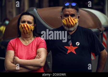 Barcelona, Spanien. Juli 2020. Aktivisten tragen Schutzmasken in katalanischen Farben aufgrund der COVID-19-Beschränkungen vor der spanischen Regierungsdelegation in Barcelona, während sich katalanische Separatisten zur Unterstützung der katalanischen Separatistenführer versammeln und ihre 1000 Tage Haft im Zusammenhang mit einem verbotenen Referendum über die Sezession und an gedenken Unabhängigkeit-Abstimmung im katalanischen Parlament im Oktober 2017 Credit: Matthias Oesterle/Alamy Live News Stockfoto