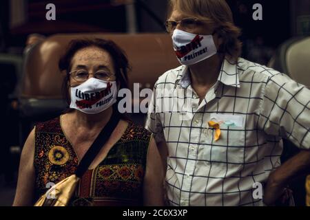 Barcelona, Spanien. Juli 2020. Aktivisten tragen Schutzmasken mit der Aufschrift "Freiheit politische Gefangene" aufgrund der COVID-19-Beschränkungen vor der spanischen Regierungsdelegation in Barcelona, während katalanische Separatisten sich zur Unterstützung der katalanischen Separatistenführer versammeln und ihre 1000 Tage Haft in Verbindung mit einem verbotenen Referendum über die Sezession und an gedenken Unabhängigkeit-Abstimmung im katalanischen Parlament im Oktober 2017 Credit: Matthias Oesterle/Alamy Live News Stockfoto