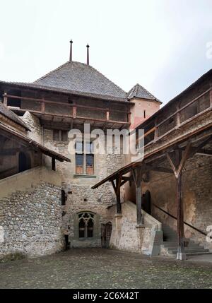 Schloss Chillon ein architektonisches Juwel am Ufer des Genfer Sees, direkt am Fuße der Alpen, Montreux, Schweiz Stockfoto