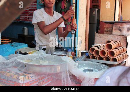 Mathura, Indien - 11. Mai 2012: Ein Verkäufer, der Lassi aus Joghurt in der Stadt Mathura neben dem Krishna-Tempel vorbereitet Stockfoto