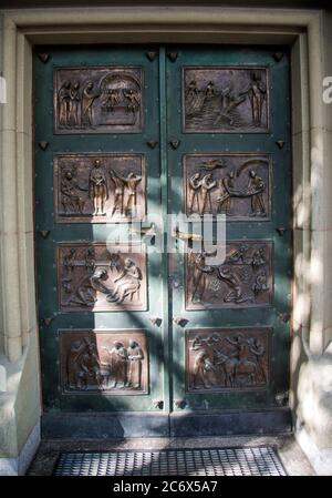 Bernward Türen sind die beiden Blätter eines Paares von ottonischen oder romanischen Bronzetüren zeigen Reliefbilder aus der Bibel, Bern, Schweiz Stockfoto