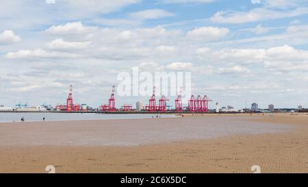 Wallasey Strand vor den Liverpool Docks auf der anderen Seite des Flusses Mersey gesehen in England im Juli 2020. Stockfoto