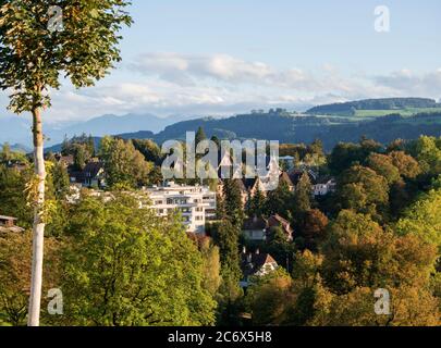 Blick vom Rosengarten. Der Rosengarten ist ein Mekka für Blumenliebhaber und ein großartiger Ort zum Entspannen. Es bietet einen herrlichen Blick auf Bern, Schweiz Stockfoto